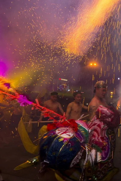 Κινέζοι Διασκεδαστές Πραγματοποιούν Έναν Χορό Δράκων Σπινθήρες Πυροτεχνημάτων Για Γιορτάσουν — Φωτογραφία Αρχείου