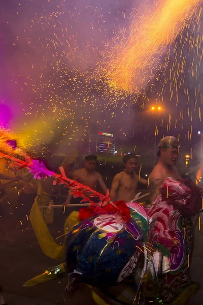 Chinese Entertainers Voeren Een Drakendans Vonken Van Vuurwerk Het Aankomende — Stockfoto