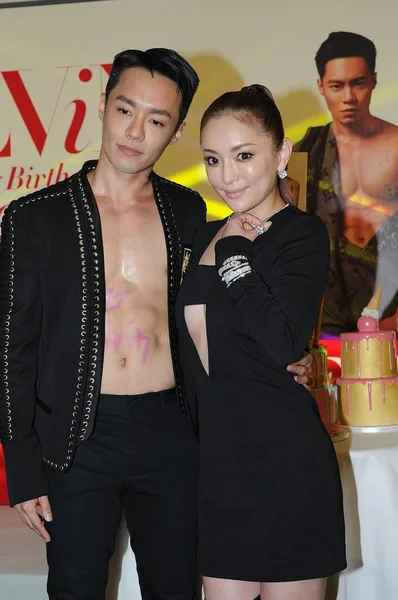 Japanese Singer Ayumi Hamasaki Right Poses Her Stylist Friend Alvin — Stock Photo, Image