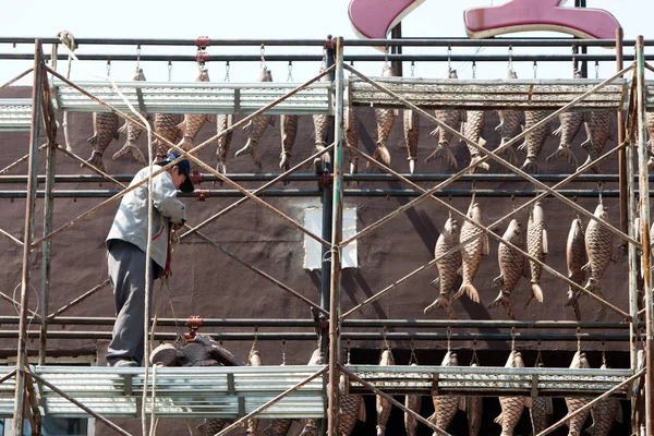 Çinli Bir Işçi Changchun Şehrinde Dış Yenilenmiş Bir Balık Restoranı — Stok fotoğraf