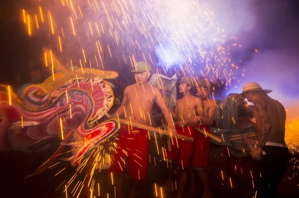 Gli Animatori Cinesi Eseguono Una Danza Del Drago Scintille Fuochi — Foto Stock