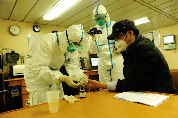 Chinese Quarantine Officer Wearing Protective Clothing Gets Blood Samples Man — Stock Photo, Image