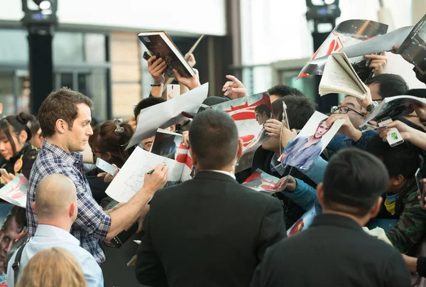 Brytyjski Aktor Henry Cavill Lewo Podpisuje Autografy Dla Fanów Premierze — Zdjęcie stockowe