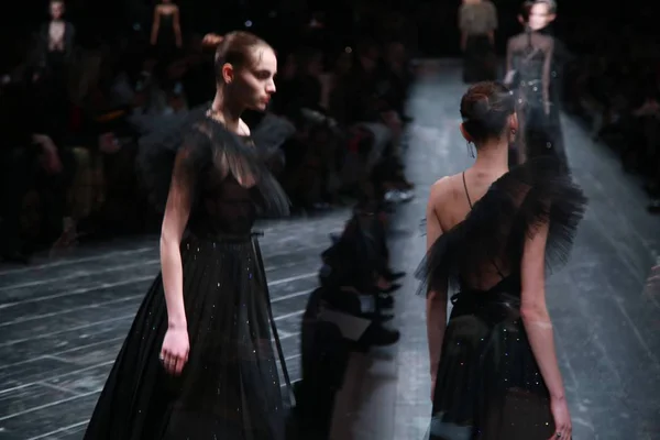 Modeller Visar Nya Skapelser Modevisning Valentino Paris Fashion Week Höst — Stockfoto