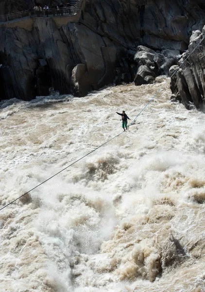 中国のスラックライン熱狂的なスラックラインは シャングリ デチェンチベット自治県 中国雲南省の南西部のオルドス川や Jinshajiang 川の上を歩く 4月26日2016 — ストック写真