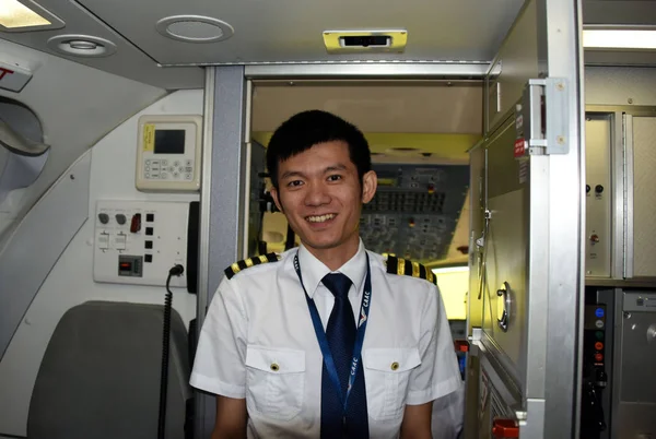 Fájl Egy Kínai Pilóta Jelent Pilótafülkében Egy Kínai Készült Arj21 — Stock Fotó