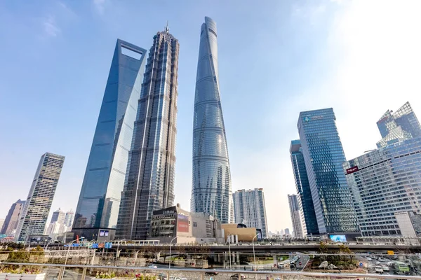 上海タワー 陸家嘴 上海世界金融センター 最も背の高い Jinmao タワー 最も高い中心部 そして浦東 中国の高層ビルや高層ビルなどとの間にある金融地区の眺め — ストック写真