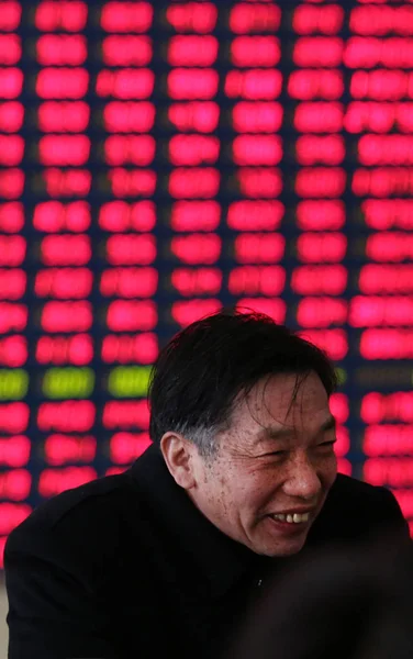 Китайський Інвестора Реагує Перед Леся Оробець Показуючи Цін Акцій Червоний — стокове фото