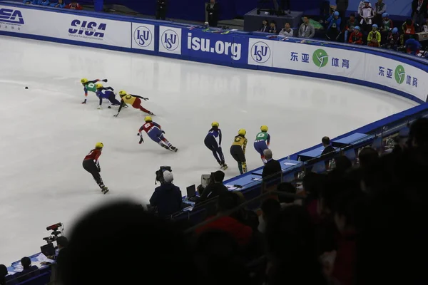 Die Zuschauer Sehen Wie Die Eisschnellläufer Der 3000M Mixed Staffel — Stockfoto