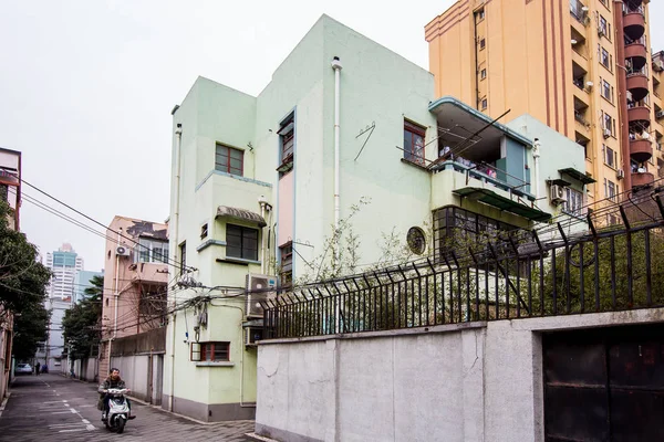 Chinois Conduit Son Vélo Électrique Dans Une Allée Dans Quartier — Photo