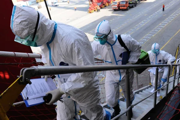Chinese Quarantine Officers Wearing Protective Clothing Board Inbound Ship Drill — Stock Photo, Image