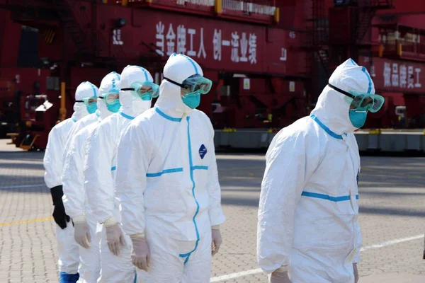 Chinese Quarantine Officers Wearing Protective Clothing Queue Have Boots Disinfected — Stock Photo, Image