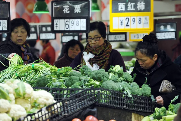 中国の顧客は 中国東部の安寧省福陽市のスーパーマーケットで野菜を買い物をする 2016年3月10日 — ストック写真