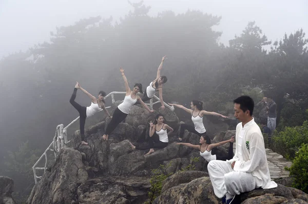 Chinesen Führen Tai Chi Und Yoga Auf Dem Gipfel Des — Stockfoto