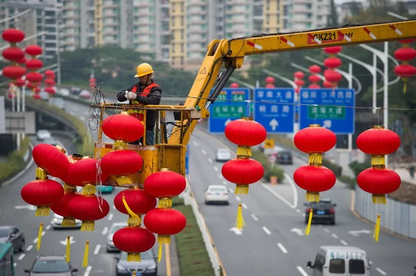 Chinese Worker Hangs Strings Red Lanterns Road Celebrate Upcoming Chinese — 图库照片