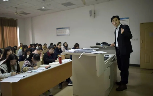 Plik Młody Mężczyzna Chiński Nauczyciel Daje Lekcji Historii Swoich Uczniów — Zdjęcie stockowe