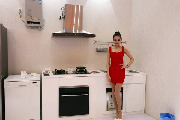 Modelo Posa Una Cocina Inteligente Durante Appliance World Expo Awe — Foto de Stock