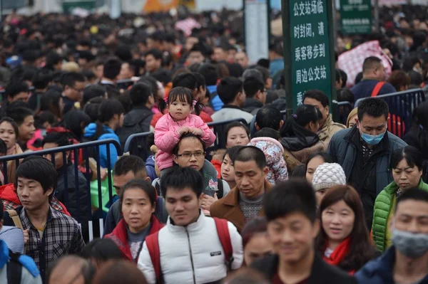 Ein Chinesischer Mann Mit Seiner Tochter Und Anderen Passagieren Die — Stockfoto