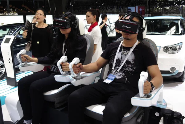 Los Visitantes Prueban Dispositivos Realidad Virtual Durante 14ª Exposición Internacional —  Fotos de Stock