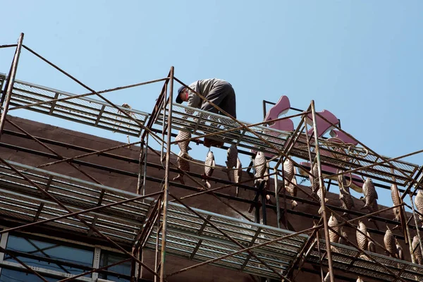 Çinli Bir Işçi Changchun Şehrinde Dış Yenilenmiş Bir Balık Restoranı — Stok fotoğraf