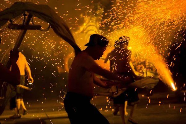 中国の芸能人は 2016年2月2日 中国中部の湖南省の正月市で 春節とも呼ばれる中国の新年を祝うために花火の火花でドラゴンダンスを披露します — ストック写真