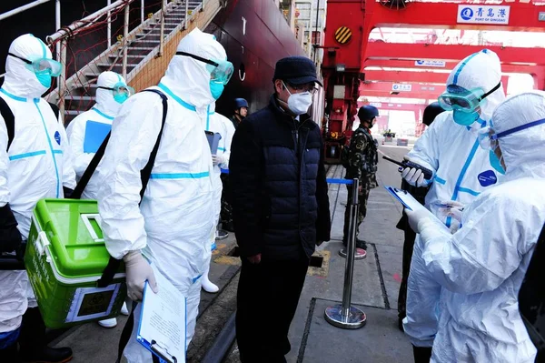 Chinese Quarantine Officers Wearing Protective Clothing Hand Man Suspected Infection — Stock Photo, Image