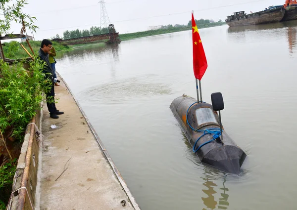 Granjero Chino Zhang Shengwu Demuestra Submarino Casero Río Aldea Zhangdu — Foto de Stock