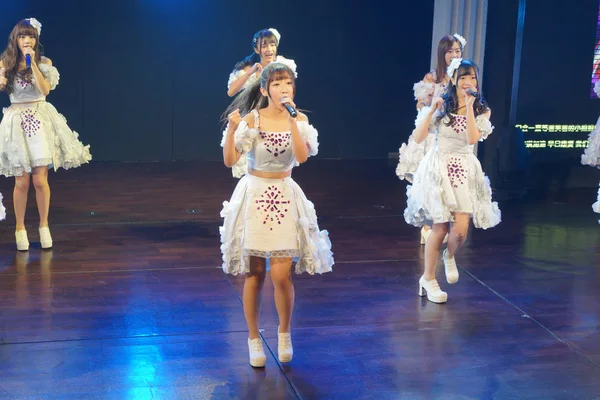Mitglieder Der Chinesischen Mädchengruppe Snh48 Treten Bei Einem Konzert Auf — Stockfoto