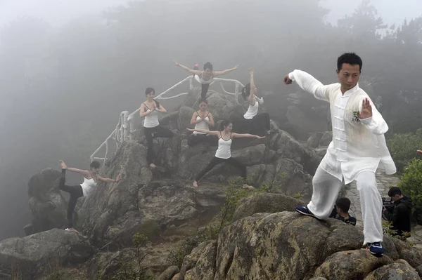 Chinese Mensen Voeren Tai Chi Yoga Bij Top Van Shuangfeng — Stockfoto