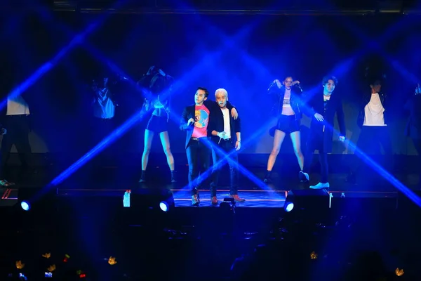 Участники Южнокорейской Бойз Группы Bigbang Big Bang Выступают Время Концерта — стоковое фото