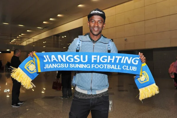 Futbolista Brasileño Ramires Santos Nascimento Muestra Una Bandera Del Jiangsu — Foto de Stock