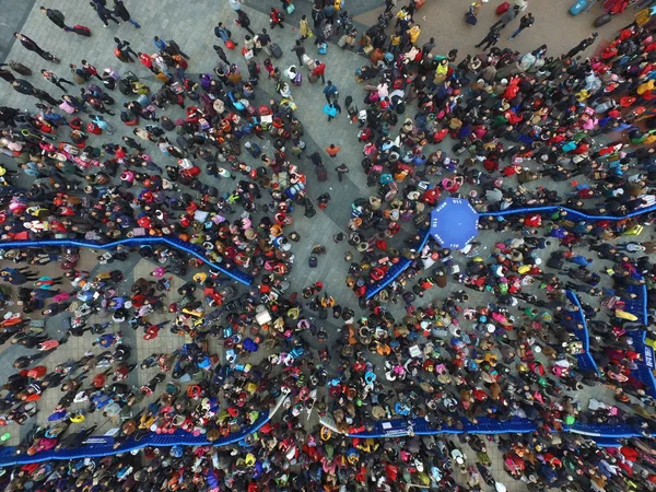 Этой Воздушной Точки Зрения Толпы Китайских Пассажиров Которые Отправляются Домой — стоковое фото