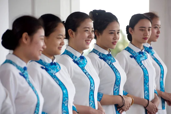 Chinesische Hostessen Posieren Während Einer Etikette Schulung Für Das Boao — Stockfoto