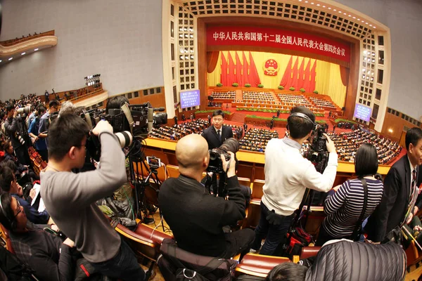 2016年3月16日 在中国北京人民大会堂举行的第十二届全国人大第四次会议闭幕会议记录了他们的发言 — 图库照片