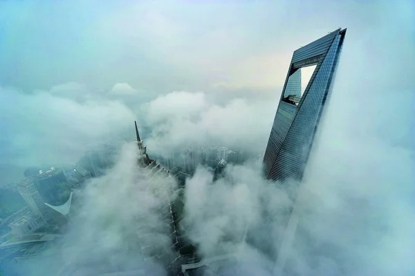 トップの上海世界金融センター 高いのと 金茂大厦の塔 最も高い 2013 浦東で雲の上の上昇 — ストック写真