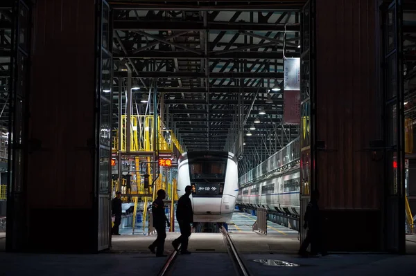 Pekerja Cina Berjalan Melewati Kereta Peluru Crh China Railway High — Stok Foto