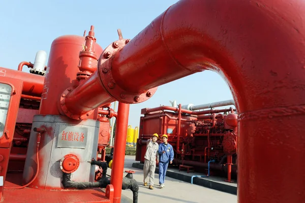 Kínai Munkások Ellenőrizni Kőolaj Termelési Létesítmények Shengli Oilfield Dongying Város — Stock Fotó