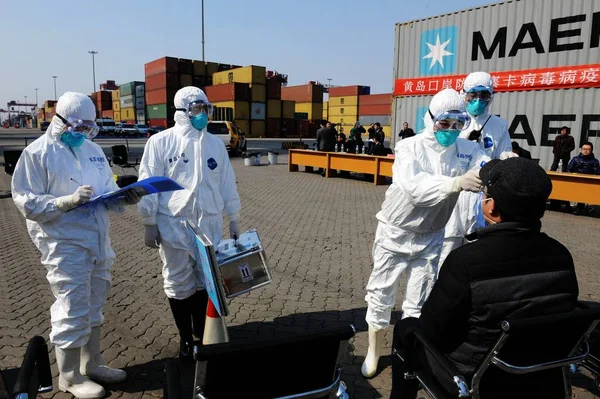 Chinese Quarantine Officers Wearing Protective Clothing Examine Man Suspected Infection — Stock Photo, Image