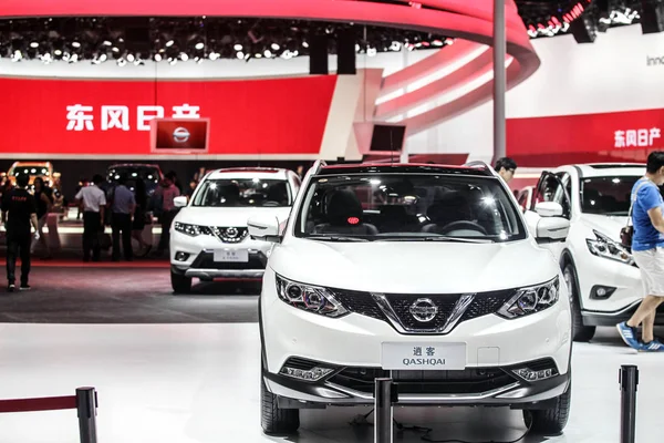 Los Visitantes Observan Prueban Los Automóviles Nissan Exhibición Durante 13ª —  Fotos de Stock