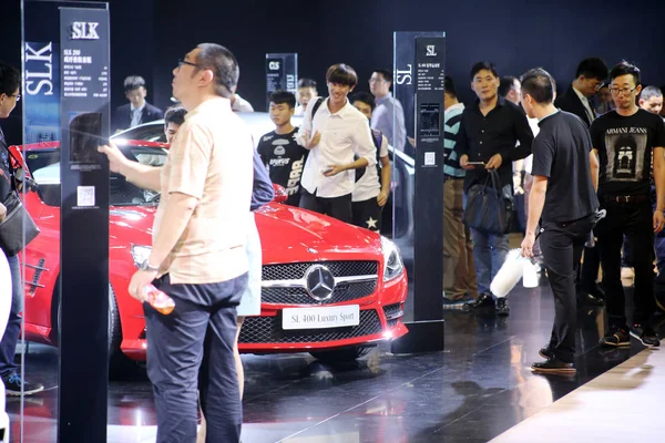 Visitantes Olham Para Carros Mercedes Benz Exposição Durante 13Th China — Fotografia de Stock