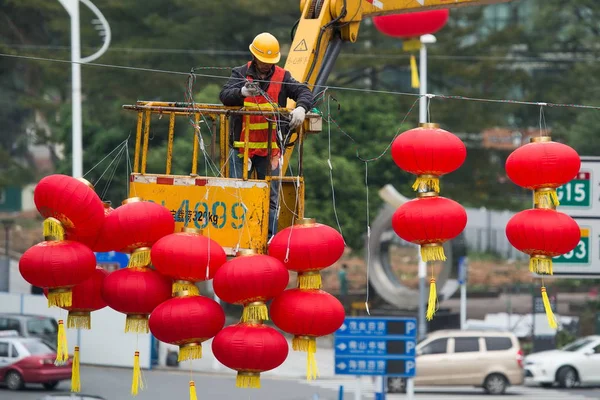 Chinese Worker Hangs Strings Red Lanterns Road Celebrate Upcoming Chinese — 图库照片