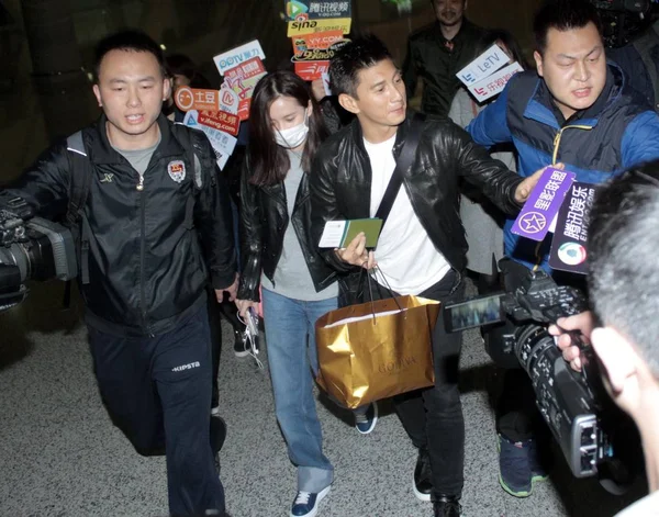 台湾の歌手や俳優ニッキー 番目の権利および中国の女優妻のセシリア劉獅子は 2016 上海での結婚式のためにバリ島へ飛ぶ前に上海浦東国際空港に到着します — ストック写真