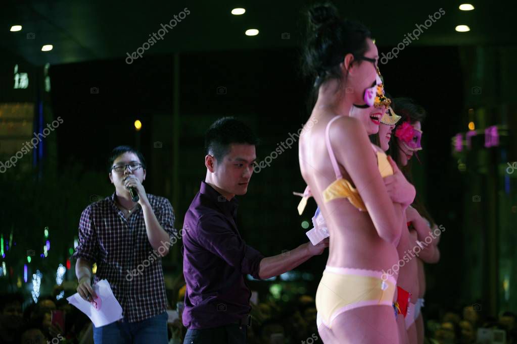 Partecipante Maschile Sfibra Reggiseni Dei Modelli Vestiti