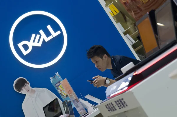 Chinese Employee Seen Store Dell Guangzhou City South China Guangdong — Stock Photo, Image