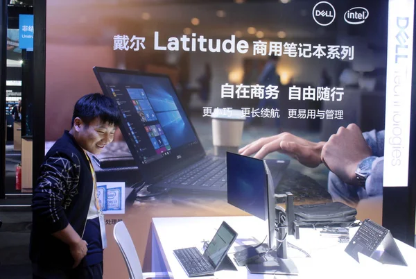 Een Chinese Bezoeker Kijkt Naar Een Latitude Laptop Stand Van — Stockfoto