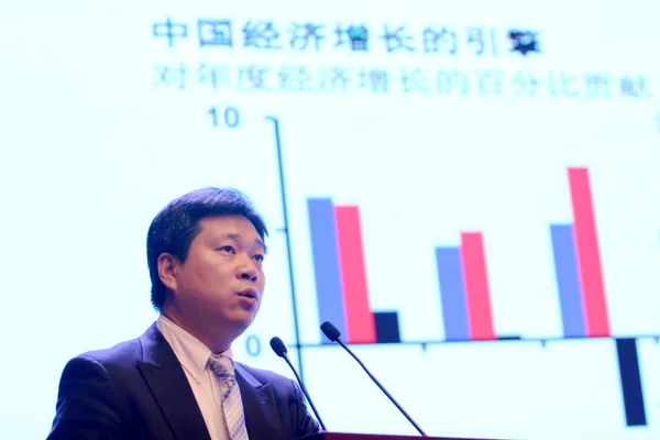 Jp摩根首席中国经济学家朱海斌于2015年9月13日在中国湖北省武汉市举行的中国宏观经济论坛上致辞 — 图库照片
