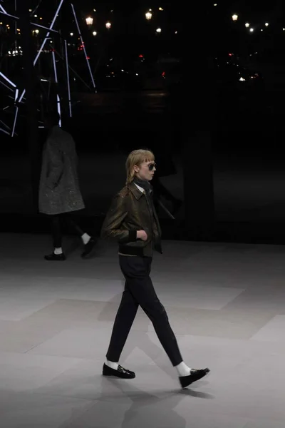 Mannequin Présente Une Nouvelle Création Défilé Céline Lors Fashion Week — Photo