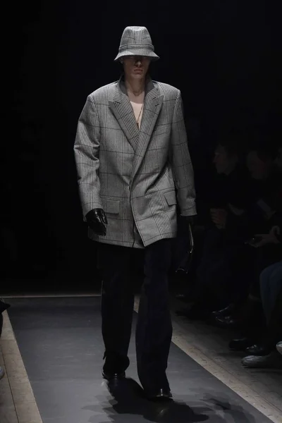 Mannequin Présente Une Nouvelle Création Défilé Dunhill Lors Fashion Week — Photo