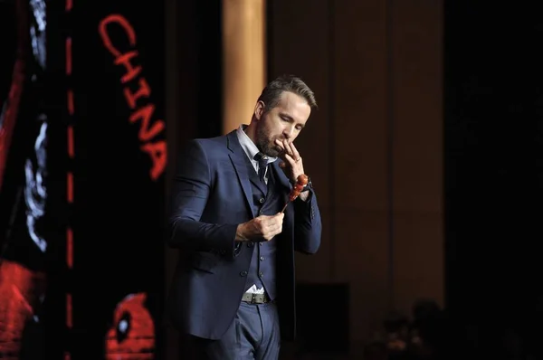 Actor Canadiense Estadounidense Ryan Reynolds Prueba Los Halcones Azucarados Palo — Foto de Stock