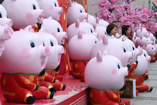2019年1月17日 在中国南方广西壮族自治区南宁市一条街道上 市民们用猪雕塑拍摄庆祝春节或中国新年 的照片 — 图库照片